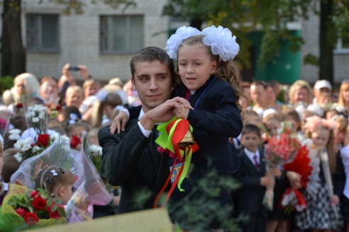 В Советском районе участников школьной линейки окропили святой водой