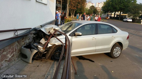 Фотофакт: «Фольксваген Поло» въехал в мебельный магазин на Сельмаше