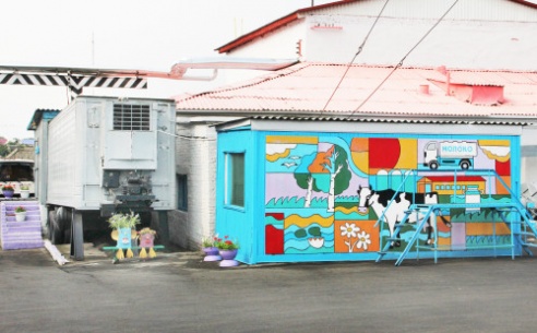 Проезжая по улице Юношеской города Костюковичи нельзя не заметить утопающие в цветах клумбы около филиала ОАО «Бабушкина крынка» (+ фото)