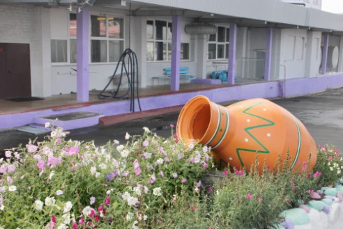 Проезжая по улице Юношеской города Костюковичи нельзя не заметить утопающие в цветах клумбы около филиала ОАО «Бабушкина крынка» (+ фото)