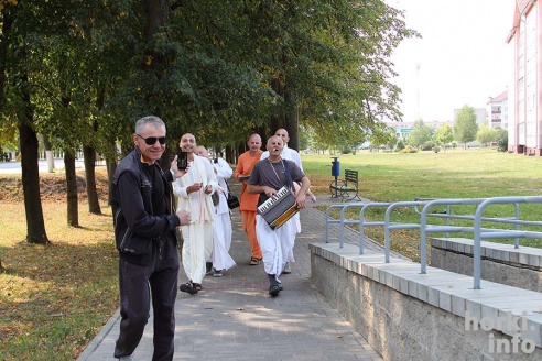 По Горкам прошлись кришнаиты. Они пели религиозные гимны и раздавали сладости