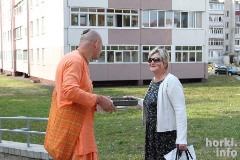 По Горкам прошлись кришнаиты. Они пели религиозные гимны и раздавали сладости