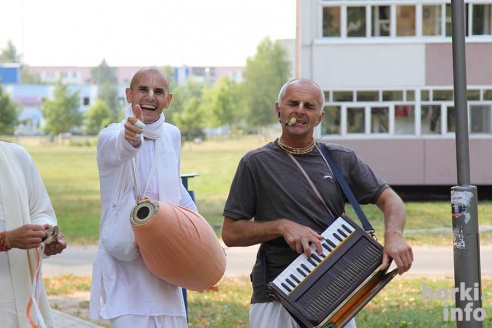 По Горкам прошлись кришнаиты. Они пели религиозные гимны и раздавали сладости