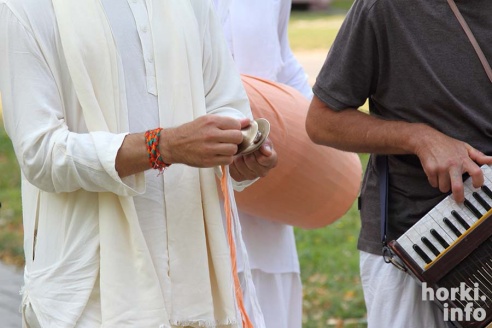 По Горкам прошлись кришнаиты. Они пели религиозные гимны и раздавали сладости