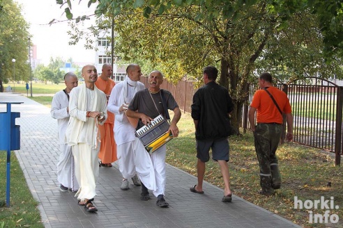 По Горкам прошлись кришнаиты. Они пели религиозные гимны и раздавали сладости