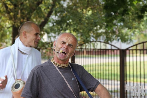 По Горкам прошлись кришнаиты. Они пели религиозные гимны и раздавали сладости