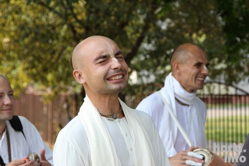 По Горкам прошлись кришнаиты. Они пели религиозные гимны и раздавали сладости