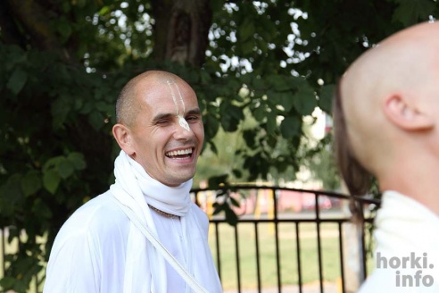 По Горкам прошлись кришнаиты. Они пели религиозные гимны и раздавали сладости