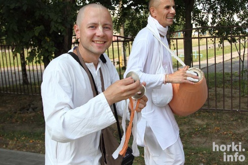 По Горкам прошлись кришнаиты. Они пели религиозные гимны и раздавали сладости