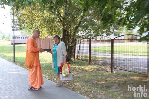 По Горкам прошлись кришнаиты. Они пели религиозные гимны и раздавали сладости