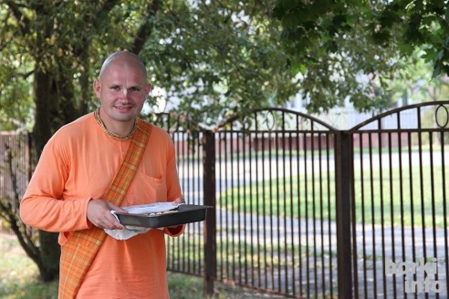 По Горкам прошлись кришнаиты. Они пели религиозные гимны и раздавали сладости