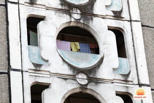 В Светлогорске пенсионерка упала с балкона на козырек подъезда (фото)