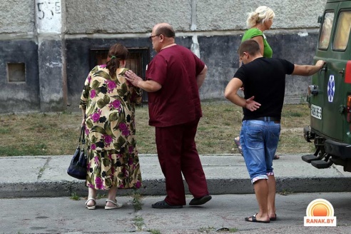 В Светлогорске пенсионерка упала с балкона на козырек подъезда (фото)