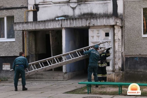 В Светлогорске пенсионерка упала с балкона на козырек подъезда (фото)