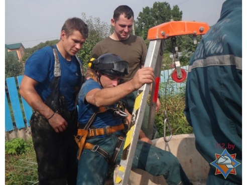 В Витебском районе мужчина упал в колодец и сломал ногу