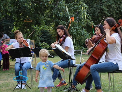 Завершился сезон летних музыкальных пикников для детей и родителей в галерее Ващенко (фото)