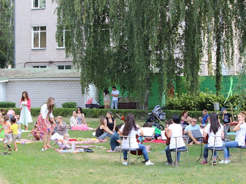 Завершился сезон летних музыкальных пикников для детей и родителей в галерее Ващенко (фото)