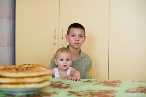 «Люди стали разменной монетой». Европейские дипломаты пришли в гости к украинским беженцам в Гомеле