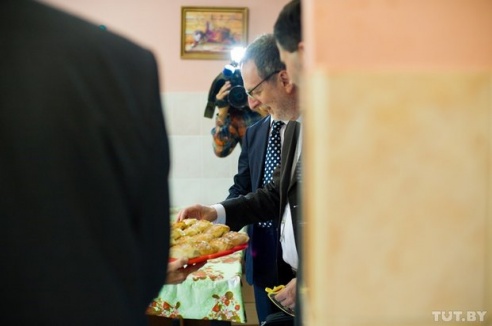 «Люди стали разменной монетой». Европейские дипломаты пришли в гости к украинским беженцам в Гомеле