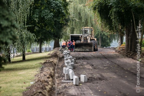 В Гомельском парке обновляют дорогу между Киевским и Билецким спусками