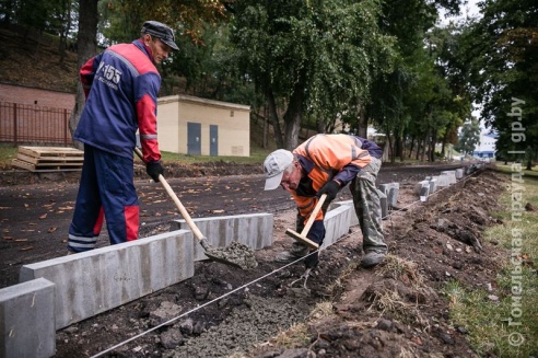 В Гомельском парке обновляют дорогу между Киевским и Билецким спусками