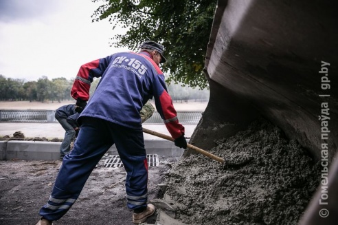 В Гомельском парке обновляют дорогу между Киевским и Билецким спусками