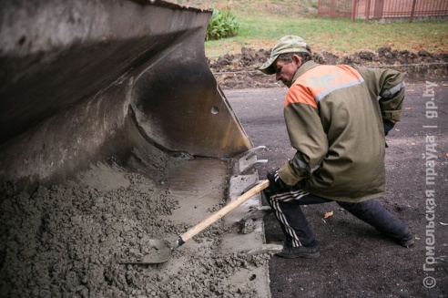 В Гомельском парке обновляют дорогу между Киевским и Билецким спусками
