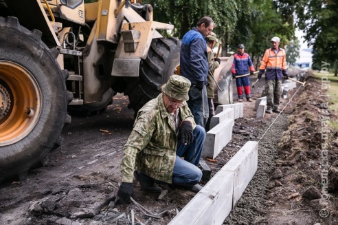В Гомельском парке обновляют дорогу между Киевским и Билецким спусками