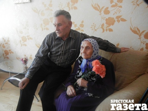 100-летней жительнице Бреста вручили новый паспорт