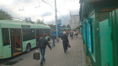 Два троллейбуса столкнулись штангами и создали большую пробку