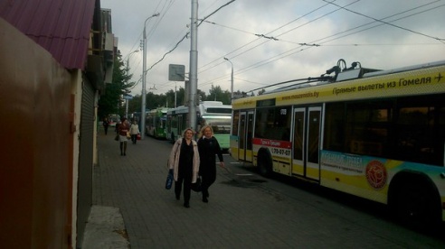 Два троллейбуса столкнулись штангами и создали большую пробку