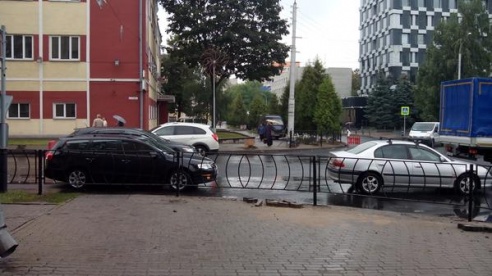 Фотофакт: сегодня закрыли пешеходные переходы на Рогачевском кольце