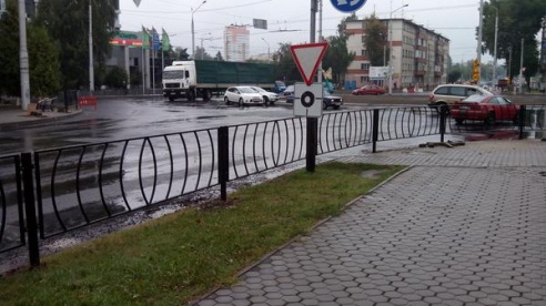 Фотофакт: сегодня закрыли пешеходные переходы на Рогачевском кольце