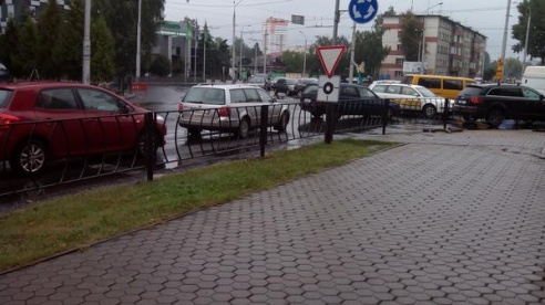 Фотофакт: сегодня закрыли пешеходные переходы на Рогачевском кольце