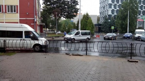 Фотофакт: сегодня закрыли пешеходные переходы на Рогачевском кольце