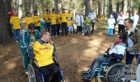 Молодые люди с ограниченными возможностями проходили полосу препятствий и перетягивали канат на турслете в Вилейке