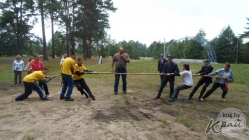 Молодые люди с ограниченными возможностями проходили полосу препятствий и перетягивали канат на турслете в Вилейке