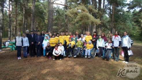 Молодые люди с ограниченными возможностями проходили полосу препятствий и перетягивали канат на турслете в Вилейке