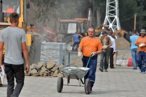 Композиция «Маяк» уже установлена на обновленной набережной (фото)