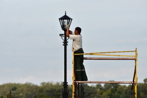 Композиция «Маяк» уже установлена на обновленной набережной (фото)