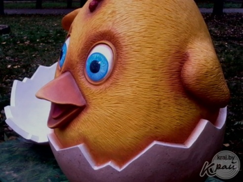 ФОТОФАКТ: Новую скульптуру – забавного цыпленка – мастера Валерия Опарика установили в Вилейке