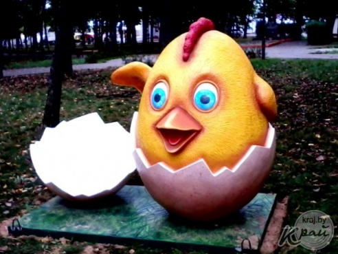 ФОТОФАКТ: Новую скульптуру – забавного цыпленка – мастера Валерия Опарика установили в Вилейке