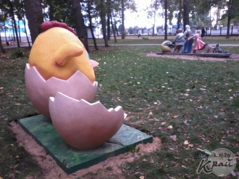 ФОТОФАКТ: Новую скульптуру – забавного цыпленка – мастера Валерия Опарика установили в Вилейке