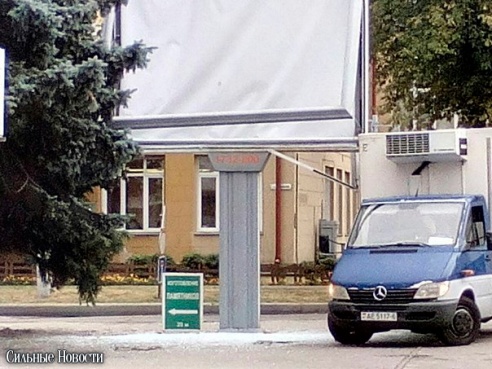 Фотофакт: утром на Интернациональной рефрижератор задел билборд, битое стекло усыпало тротуар