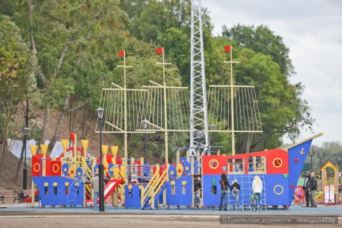 Композиция «Маяк», фонари под старину и детские игровые зоны – в Гомеле прошла официальная церемония открытия новой набережной