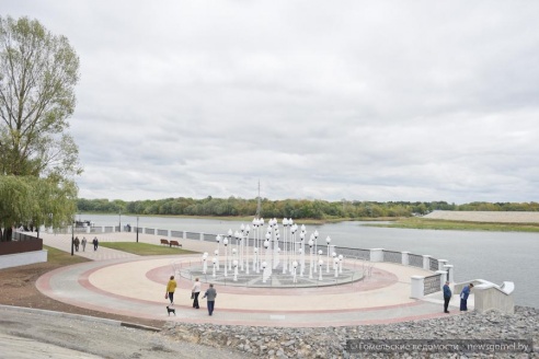 Композиция «Маяк», фонари под старину и детские игровые зоны – в Гомеле прошла официальная церемония открытия новой набережной