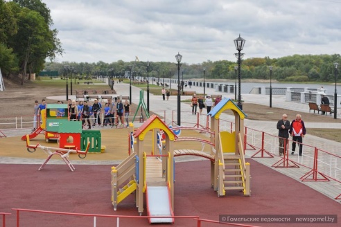 Композиция «Маяк», фонари под старину и детские игровые зоны – в Гомеле прошла официальная церемония открытия новой набережной