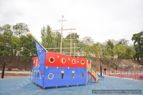 Композиция «Маяк», фонари под старину и детские игровые зоны – в Гомеле прошла официальная церемония открытия новой набережной