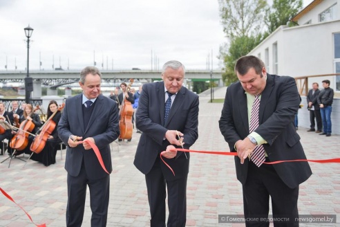 Композиция «Маяк», фонари под старину и детские игровые зоны – в Гомеле прошла официальная церемония открытия новой набережной