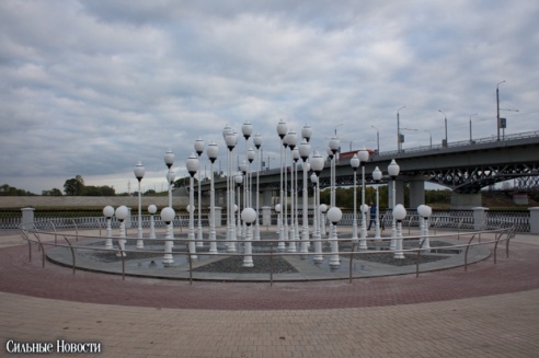 Рыцарские бои, танцы, пионерские песни и файер-шоу — в Гомеле открыли «Маяк» и новую набережную